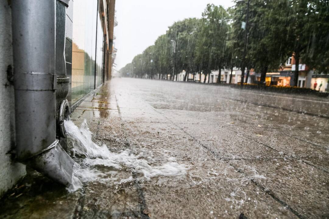 Pavakare Kauną pradėjo merkti stiprus lietus