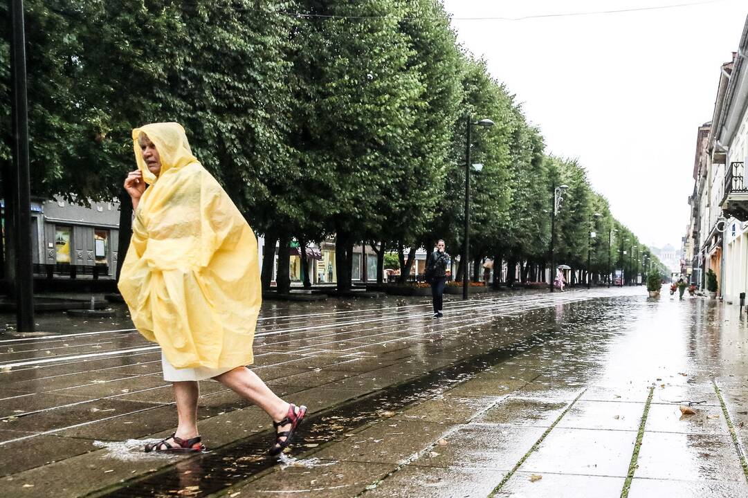 Pavakare Kauną pradėjo merkti stiprus lietus