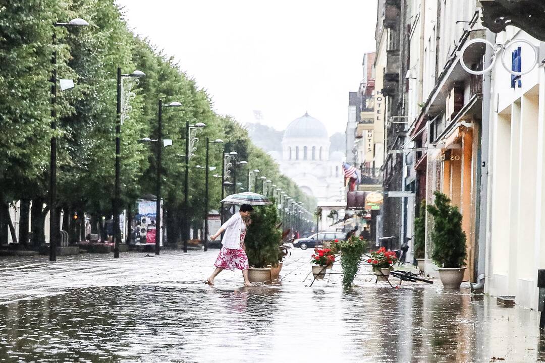 Pavakare Kauną pradėjo merkti stiprus lietus