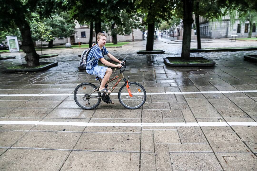 Pavakare Kauną pradėjo merkti stiprus lietus