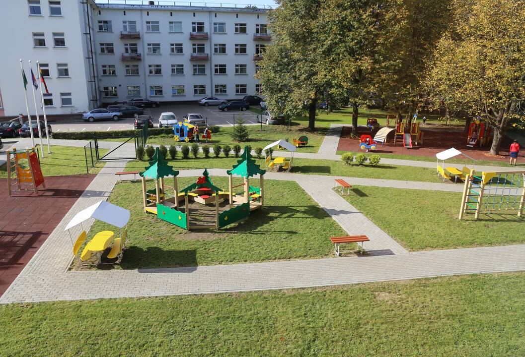 Situacija: buvusiame ASU bendrabutyje jau veikia vaikų darželis, tačiau universiteto vadovybė nusprendė šį pastatą perleisti savivaldybei tik ribotam laikui.