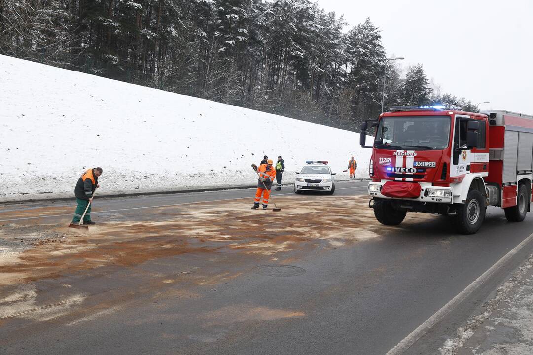 Per avariją Vilniuje išsiliejo dyzelinas