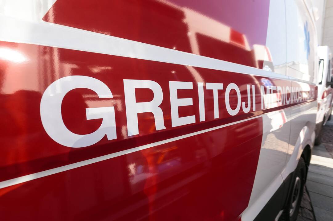 Savivaldybėms perduoti modernūs greitosios pagalbos automobiliai