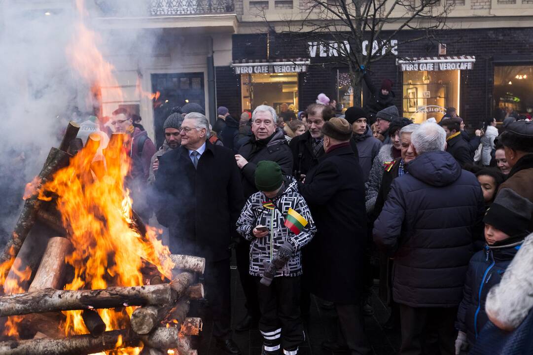Sostinėje liepsnojo 100 laisvės laužų