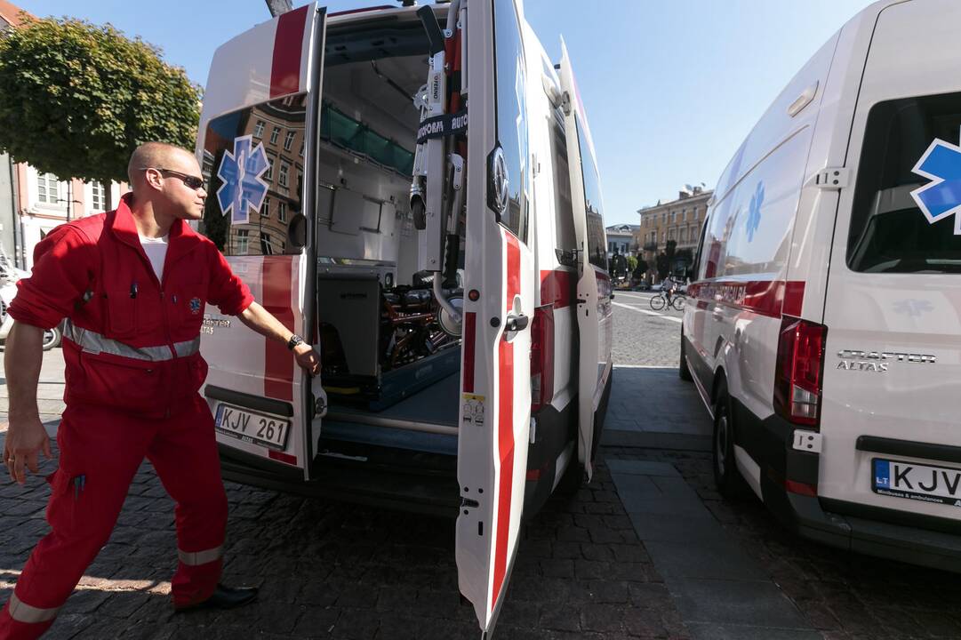 Savivaldybėms perduoti modernūs greitosios pagalbos automobiliai