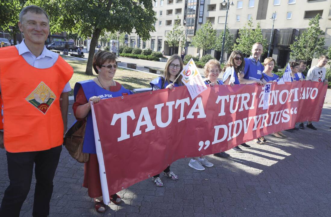 Profsąjungų protestas prieš mokesčių ir pensijų reformas