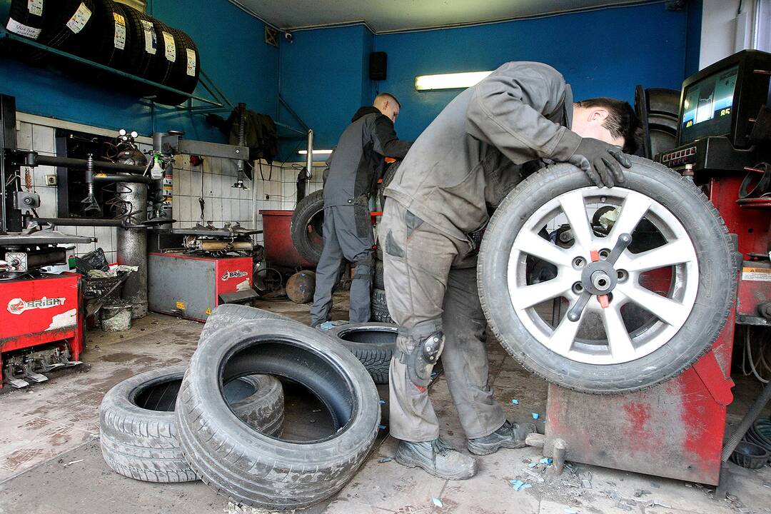 Kauniečiai keičia automobiliams padangas
