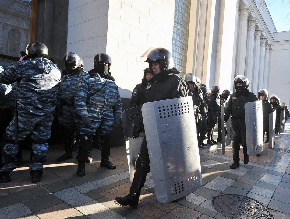 Ukrainoje prie Rados susirinko tūkstančiai protestuotojų