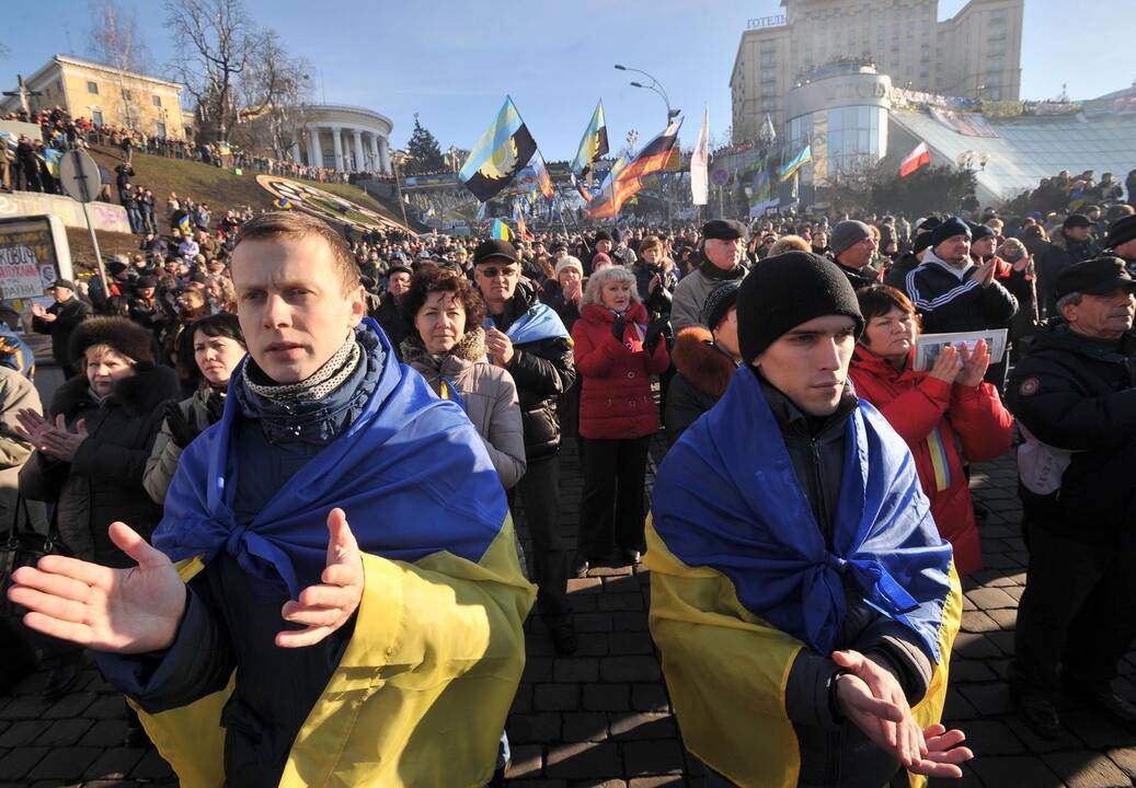 Kijeve - vėl šimtatūkstantinė protestuotojų minia 