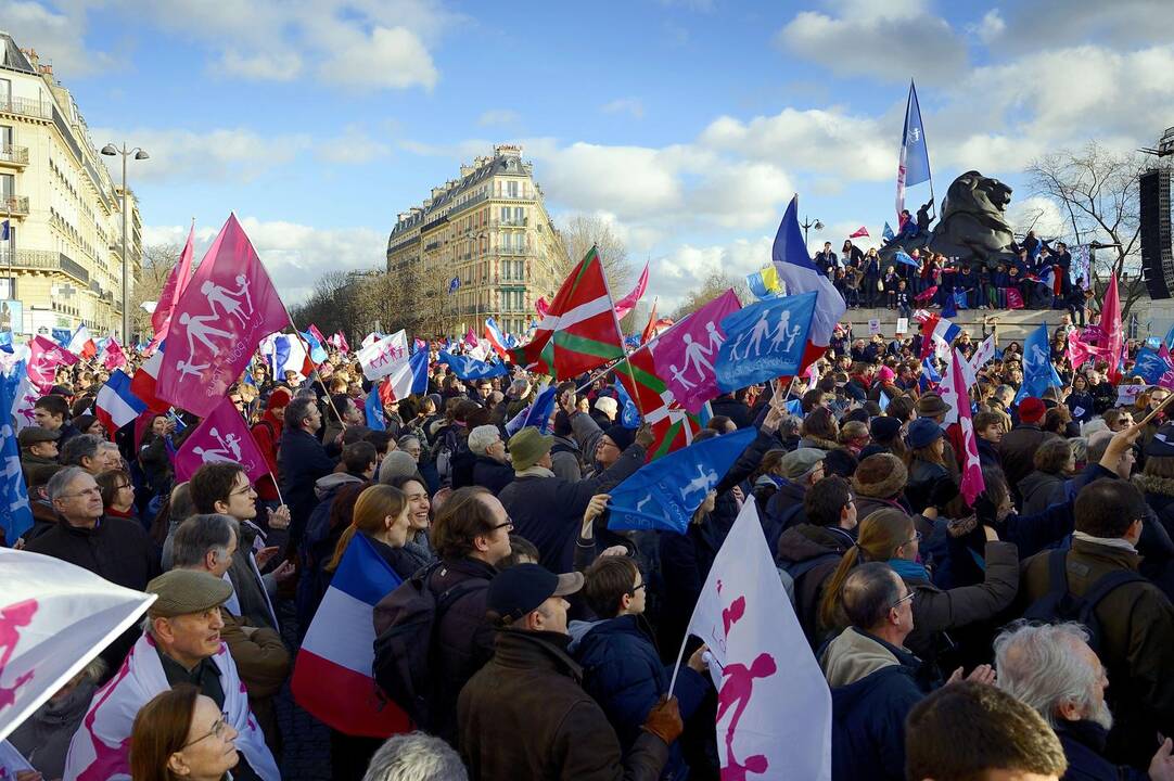 Daugiau kaip 100 tūkst. konservatyvių pažiūrų prancūzų sekmadienį žygiavo Paryžiaus ir Liono gatvėmis kaltindami prezidento F.Hollande'o vyriausybę „šeimos fobija“