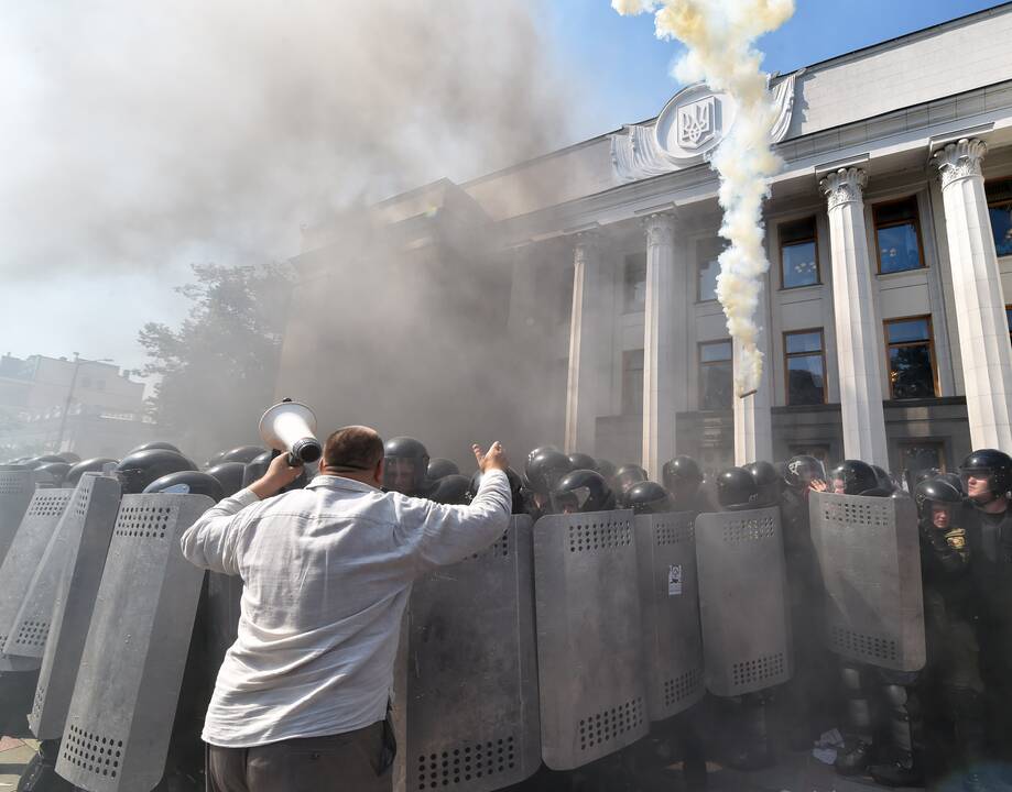 Kruvinos riaušės prie Ukrainos parlamento