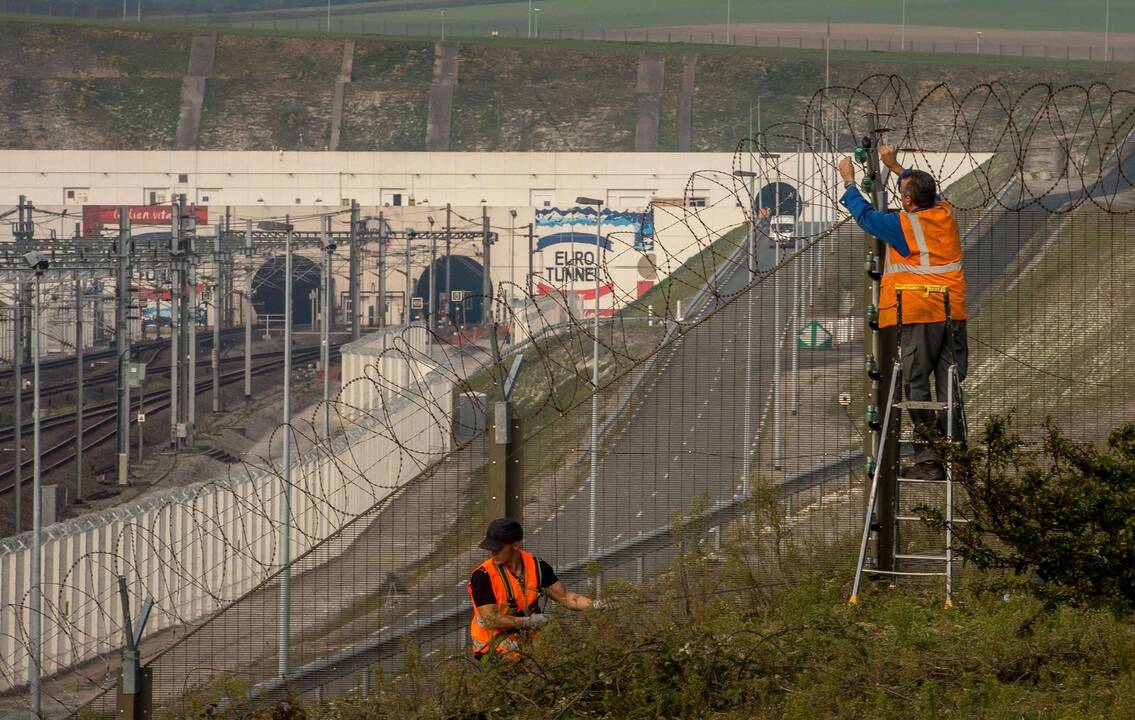 Minios pabėgėlių tyko lietuvių vilkikų prie keltų, plaukiančių per Lamanšo sąsiaurį į Angliją.