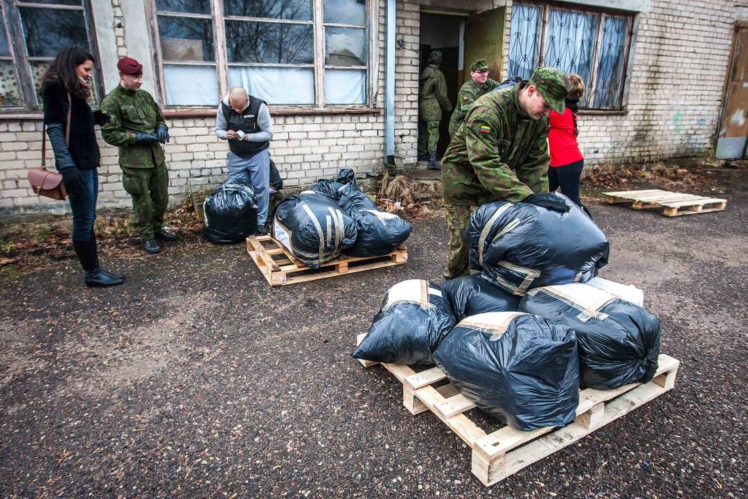 Į sunkvežimius kraunama parama Ukrainai