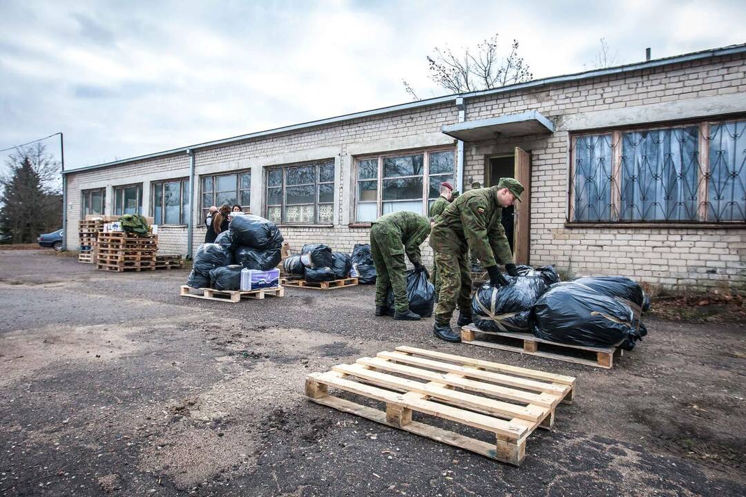 Į sunkvežimius kraunama parama Ukrainai