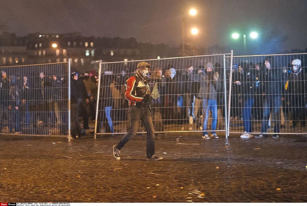 Keli tūkstančiai žmonių sekmadienį žygiavo Paryžiaus gatvėmis, dalyvaudami „Pykčio dienos“ protestuose prieš prezidentą Francois Hollande'ą, o šios eitynės baigėsi susirėmimais su policija.