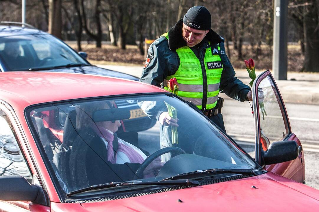 Policija vairuotojoms dalino gėlės