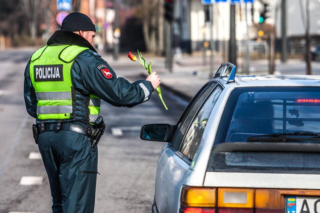 Policija vairuotojoms dalino gėlės