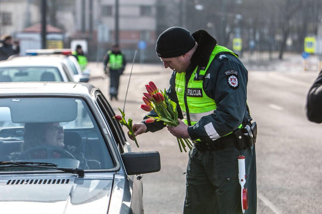 Policija vairuotojoms dalino gėlės