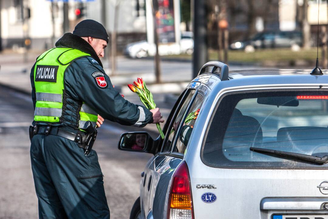 Policija vairuotojoms dalino gėlės