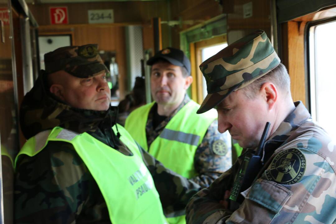 Pasieniečių pratybos tranzitiniame traukinyje 