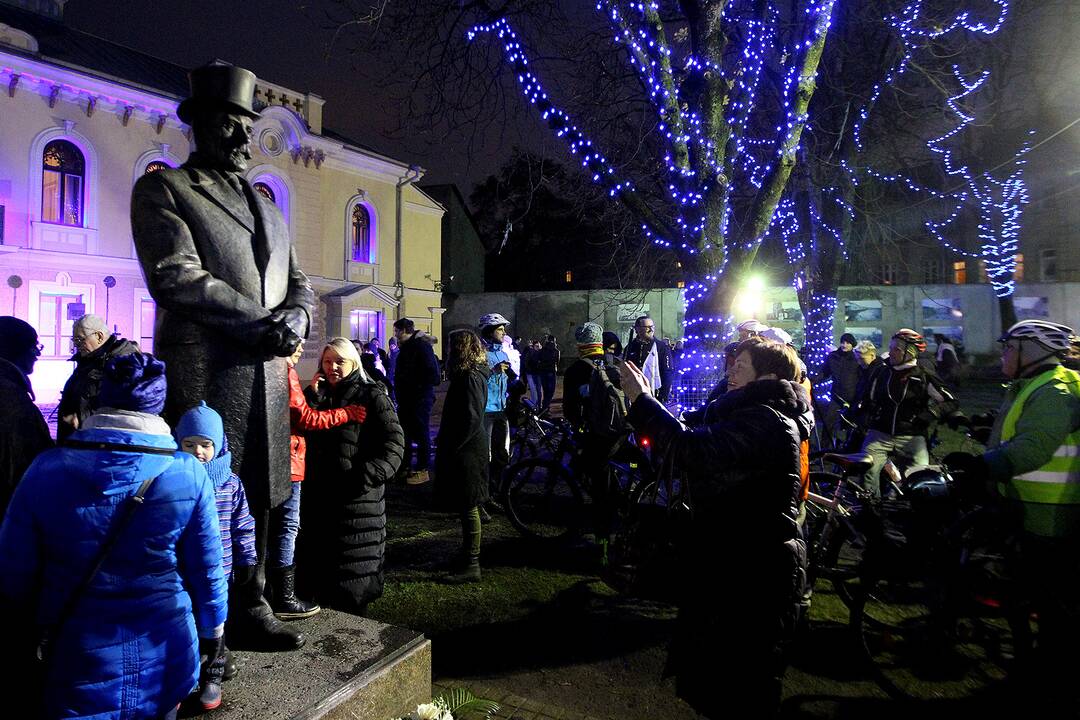 Kalėdoms nušvitęs Istorinės prezidentūros sodelis