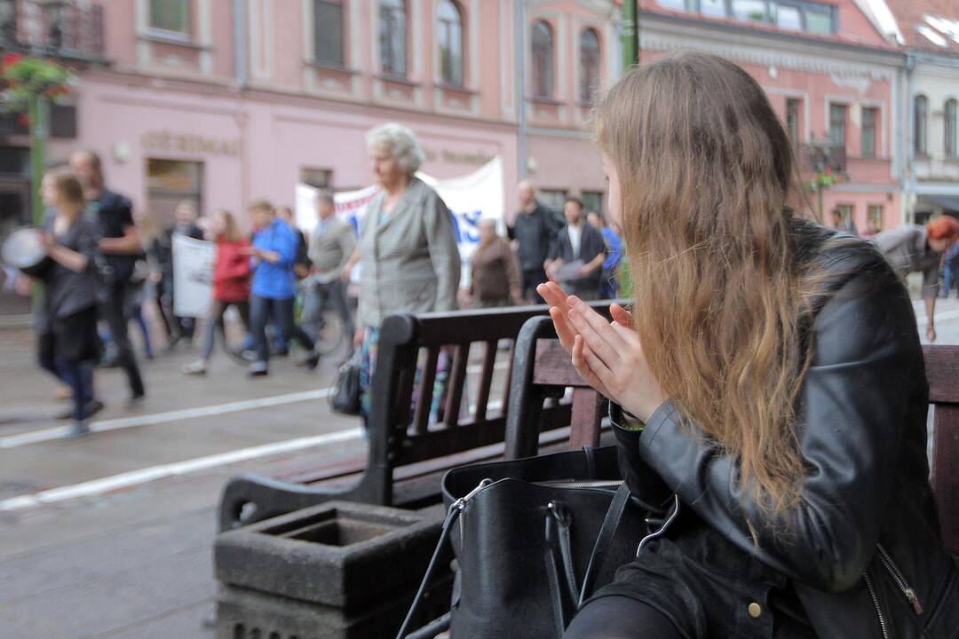 Protestivalio dalyviai okupuoja Miesto sodą