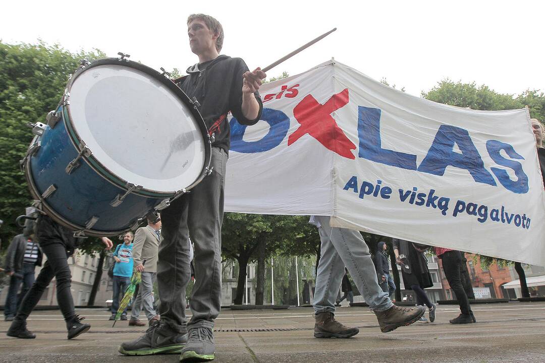 Protestivalio dalyviai okupuoja Miesto sodą