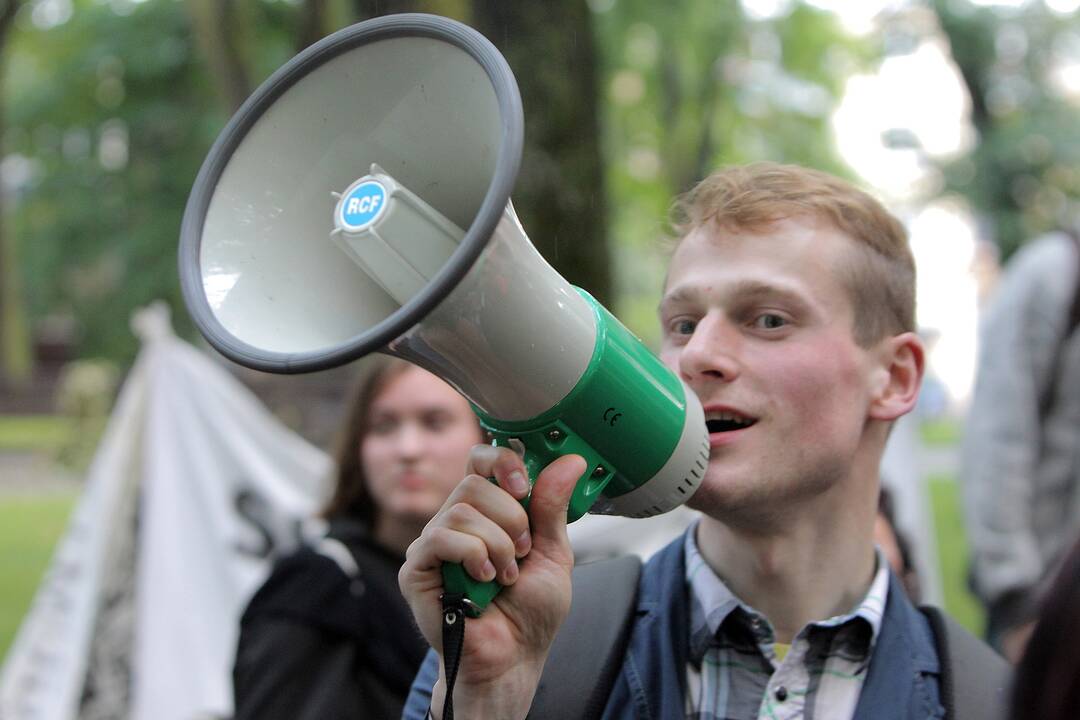 Protestivalio dalyviai okupuoja Miesto sodą