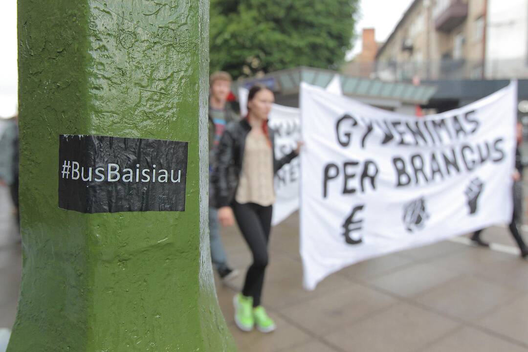 Protestivalio dalyviai okupuoja Miesto sodą