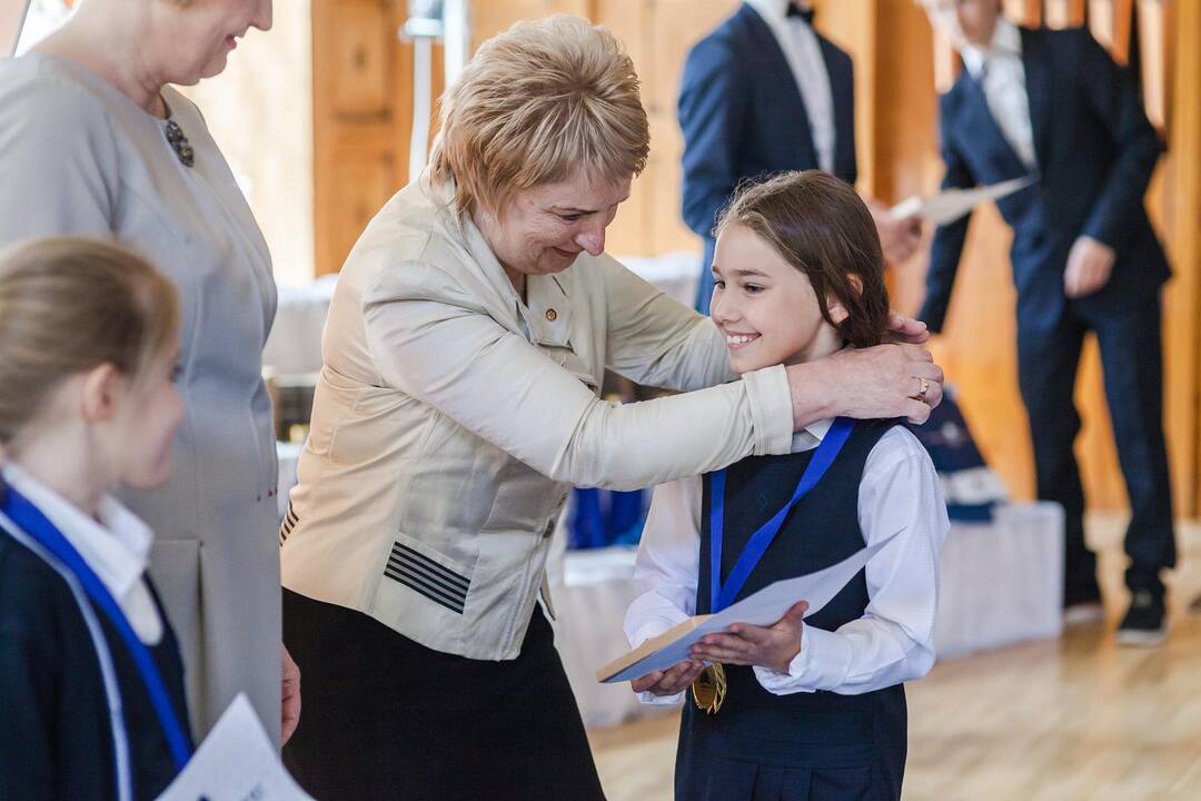 Dovana: gimnazistų išrinktam Metų mokytojui V.Pamparui atiteko dailininko J.Vosyliaus tapybos darbas.