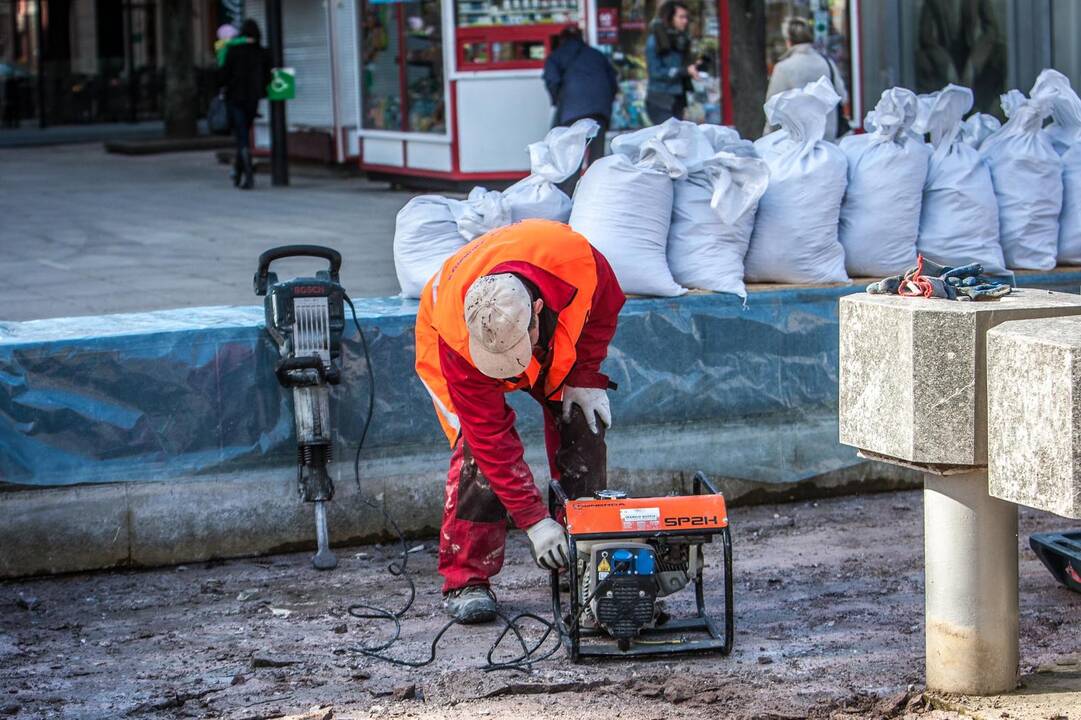 Remontuojamas Laisvės alėjos fontanas