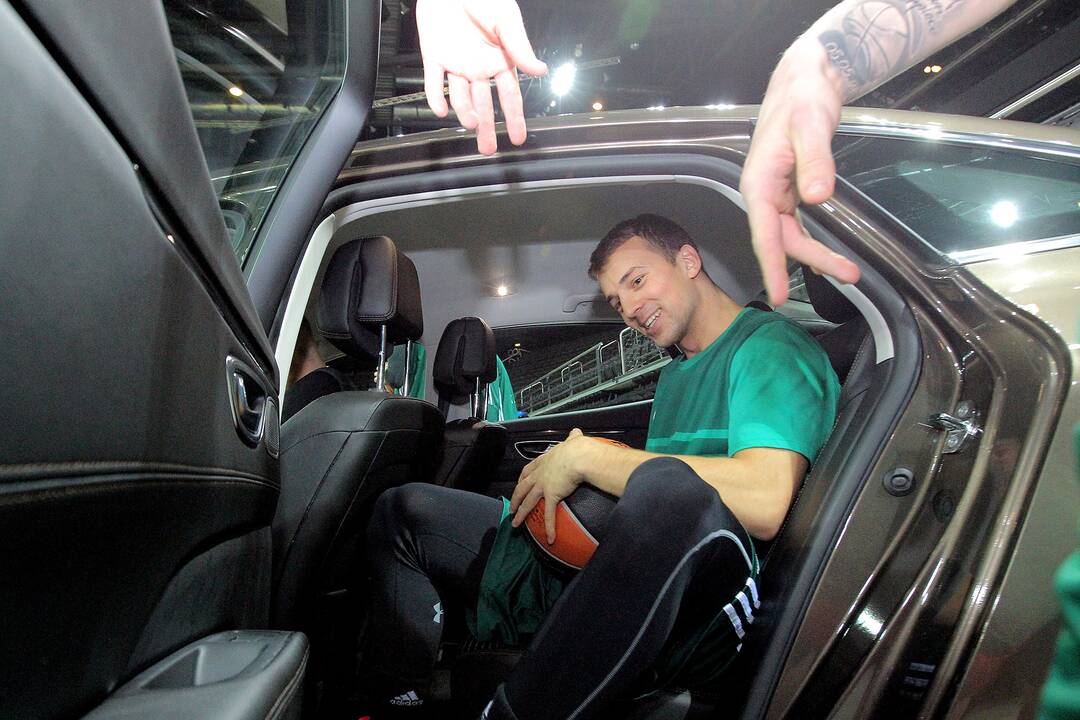 „Žalgirio“ krepšininkai bandė „Renault“ automobilius