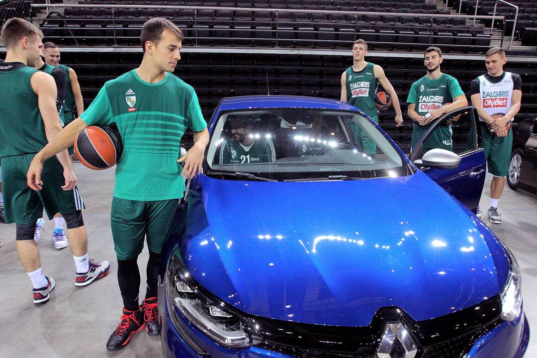 „Žalgirio“ krepšininkai bandė „Renault“ automobilius