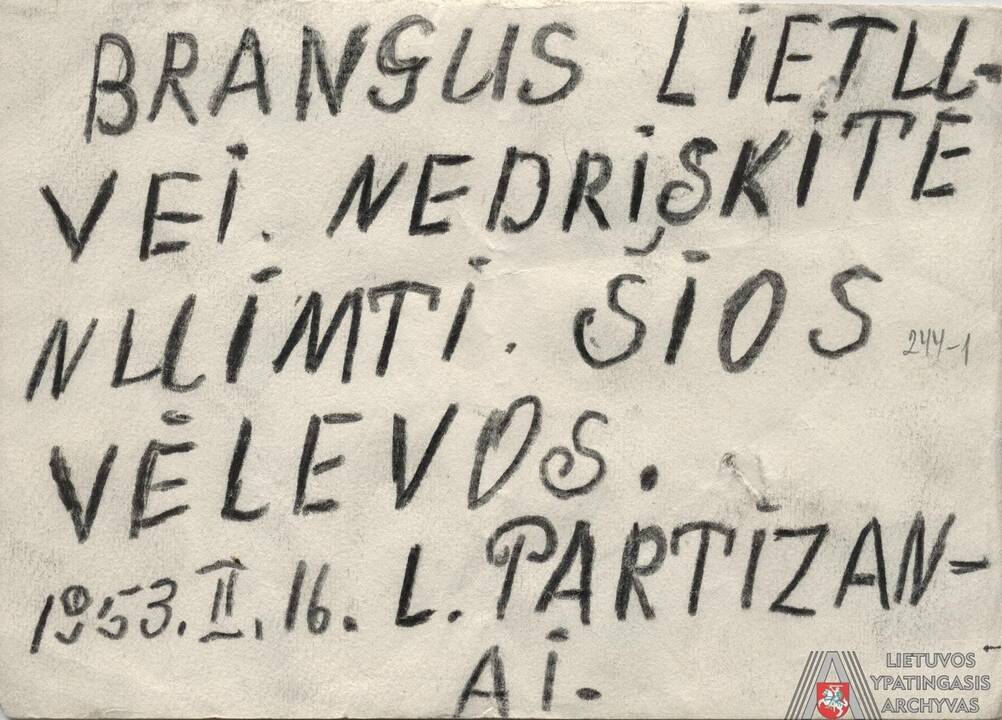 iš marlės pasiūta vėliava, 1957 m. vasario 16 d. naktį iškelta medžių viršūnėse Gailaičių ir Pašilės kaimuose Sedos rajone