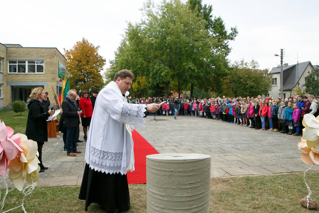 Kapsulės įkasimas Rokų gimnazijoje