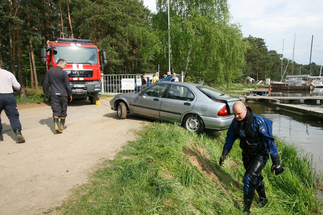 Automobilio traukimas iš Kauno marių