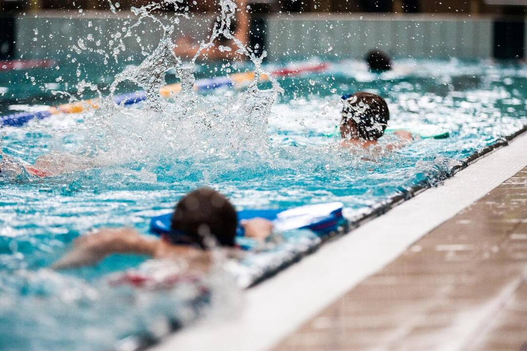 Rotary klubas Girstučio baseine mokė vaikus plaukti