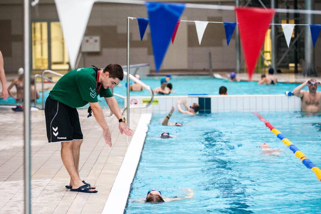 Rotary klubas Girstučio baseine mokė vaikus plaukti