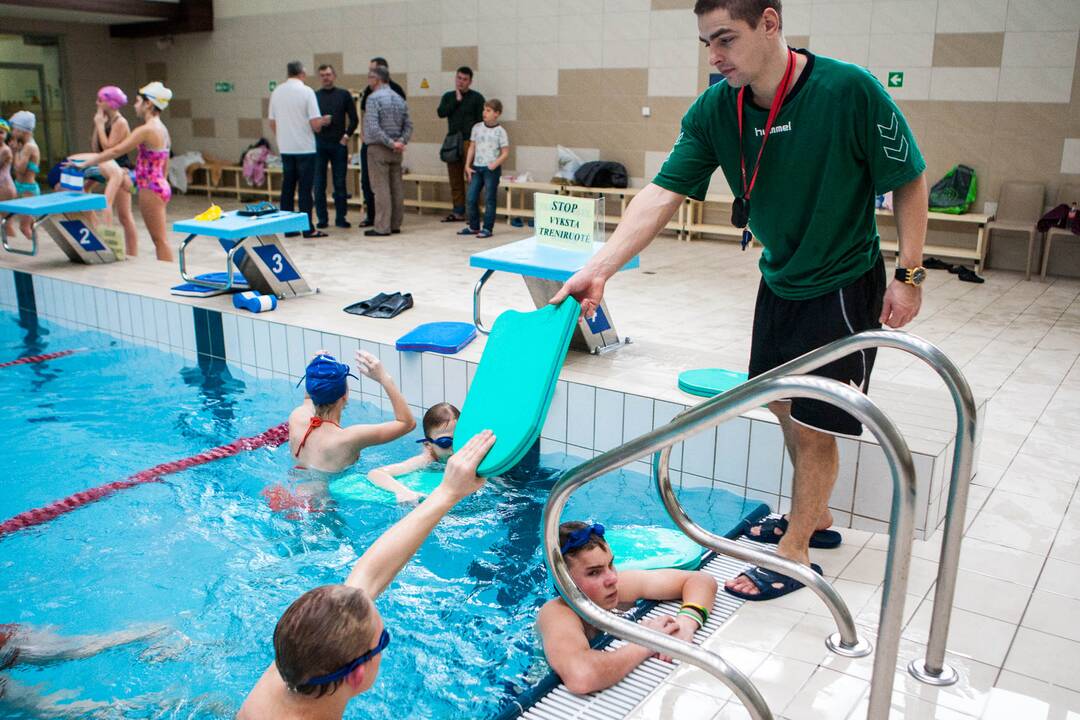 Rotary klubas Girstučio baseine mokė vaikus plaukti