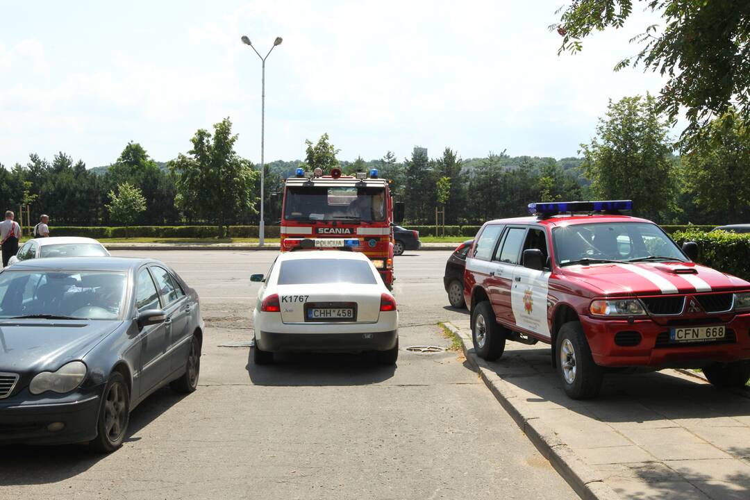 Žmogus grasino iššokti pro langą