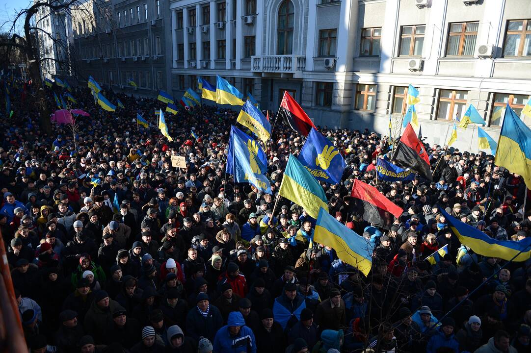 Ukrainoje prie Rados susirinko tūkstančiai protestuotojų