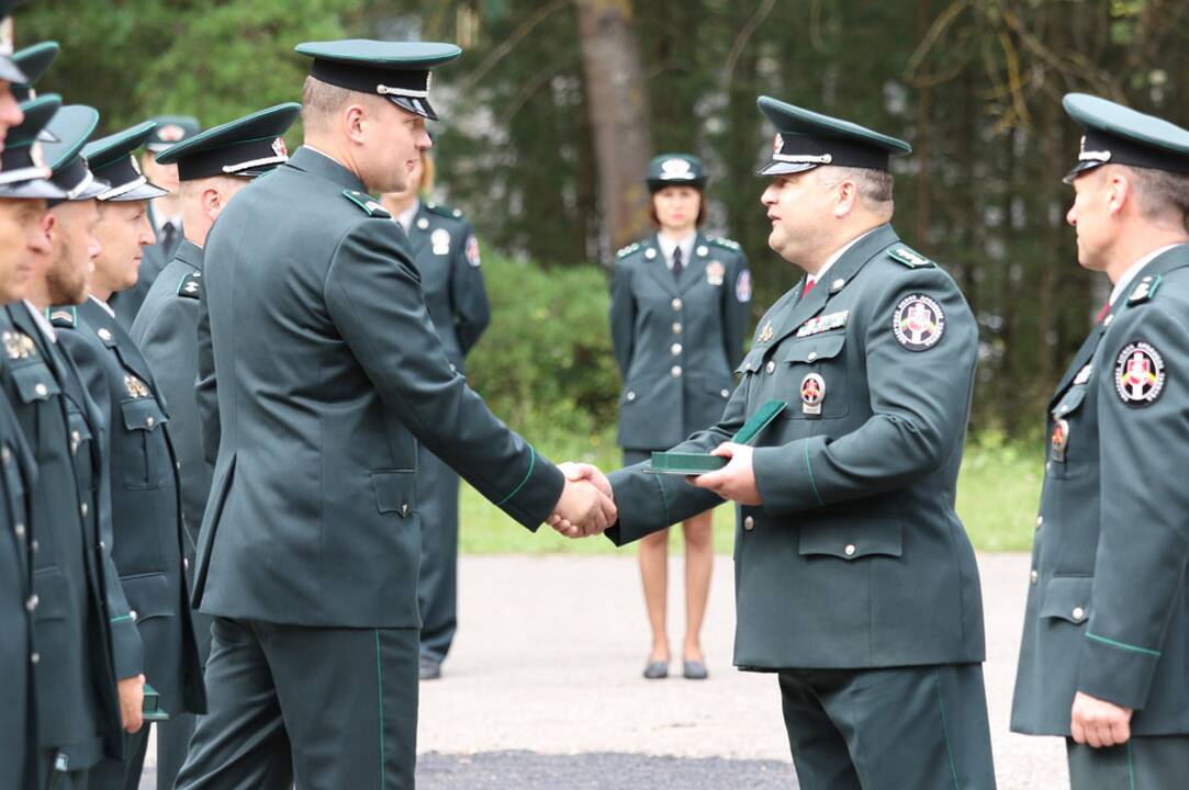 Skulptūra pagerbti žuvę tarnybiniai šunys