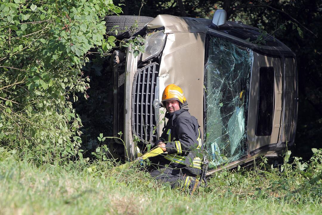 Nuo skardžio nulėkė automobilis