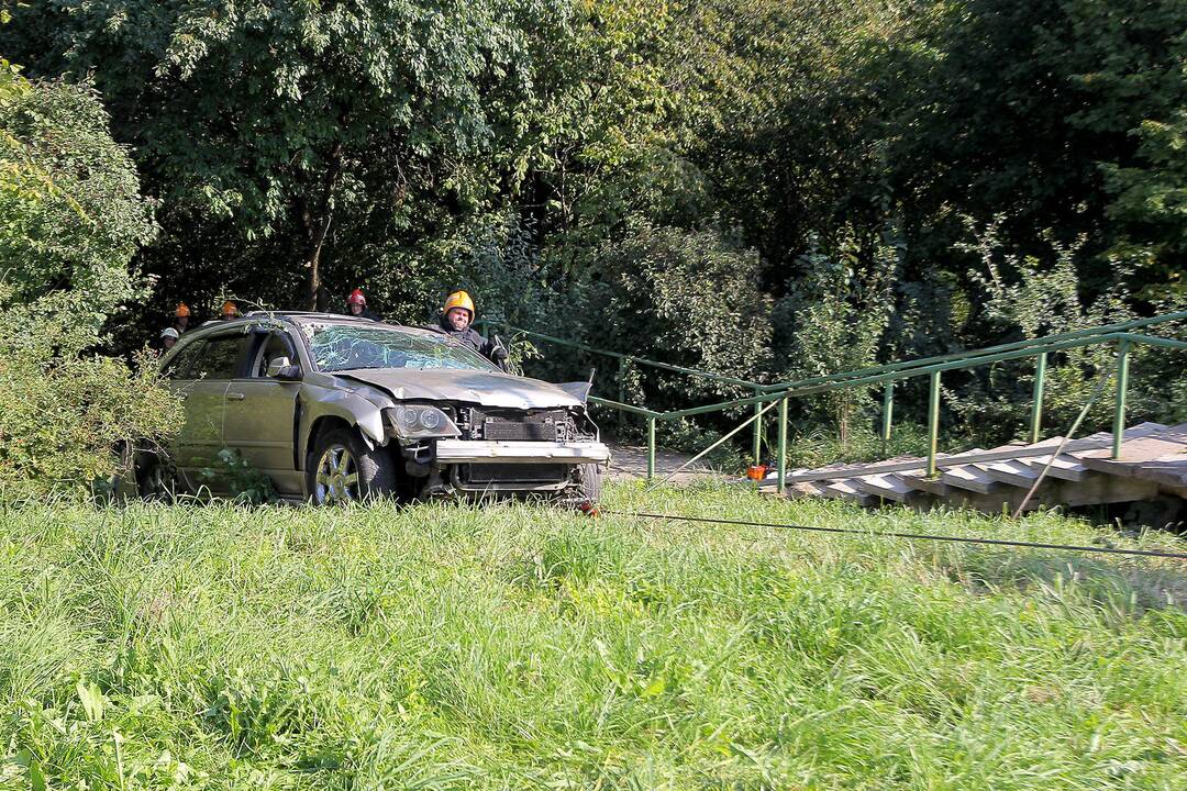 Nuo skardžio nulėkė automobilis