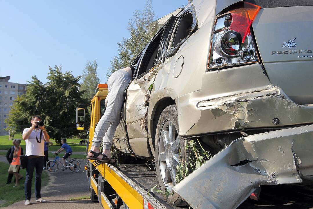 Nuo skardžio nulėkė automobilis