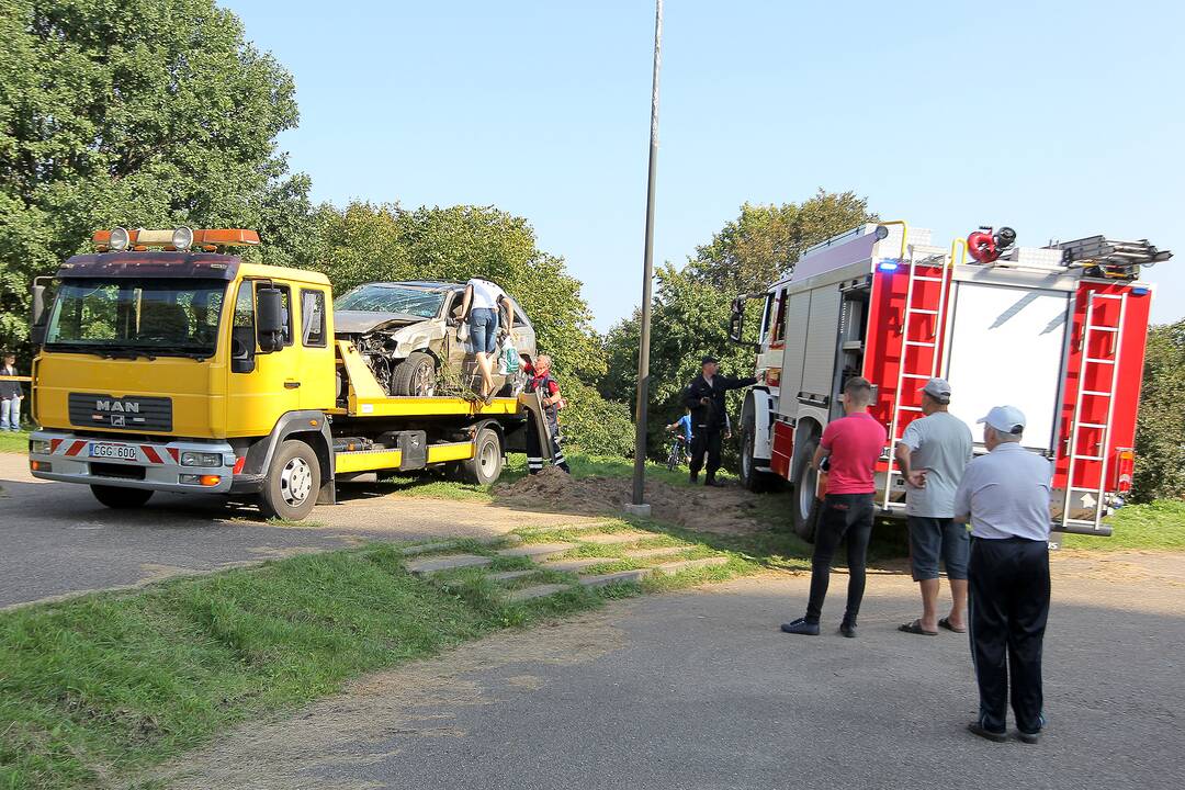 Nuo skardžio nulėkė automobilis