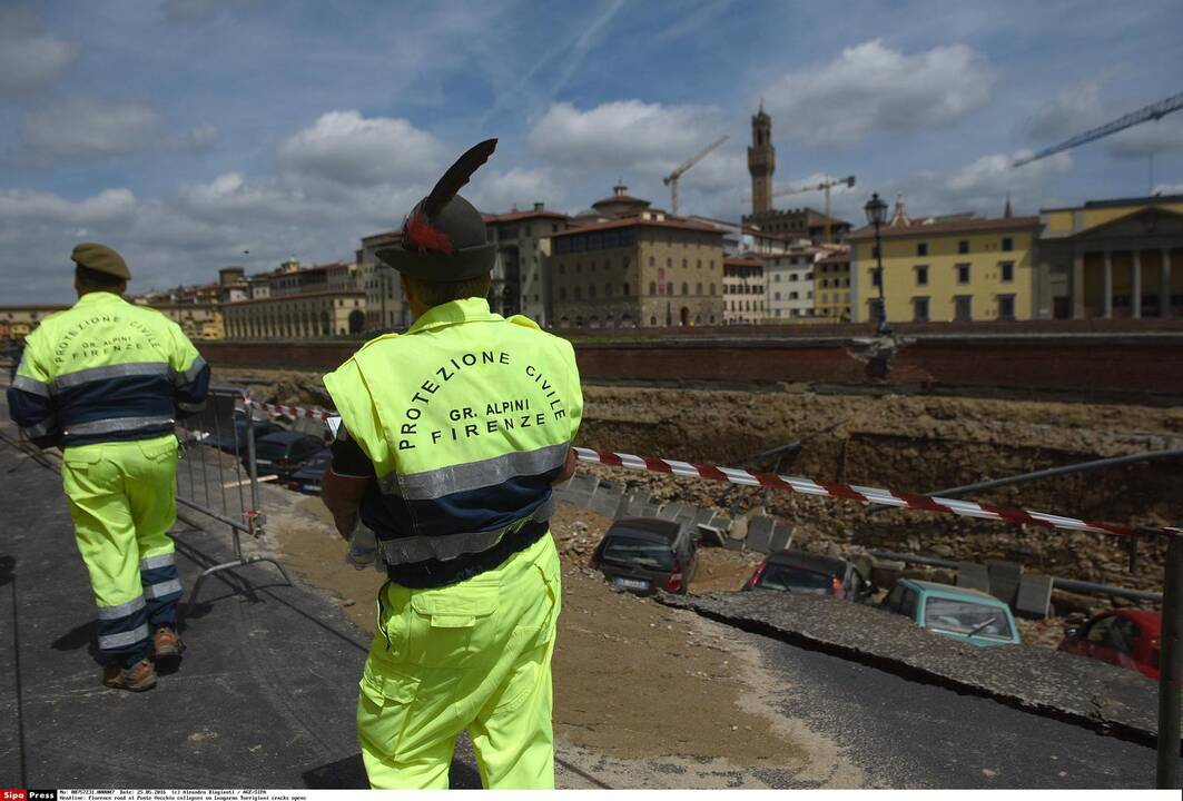 Florencijos senamiestyje atsivėrė milžiniška smegduobė 