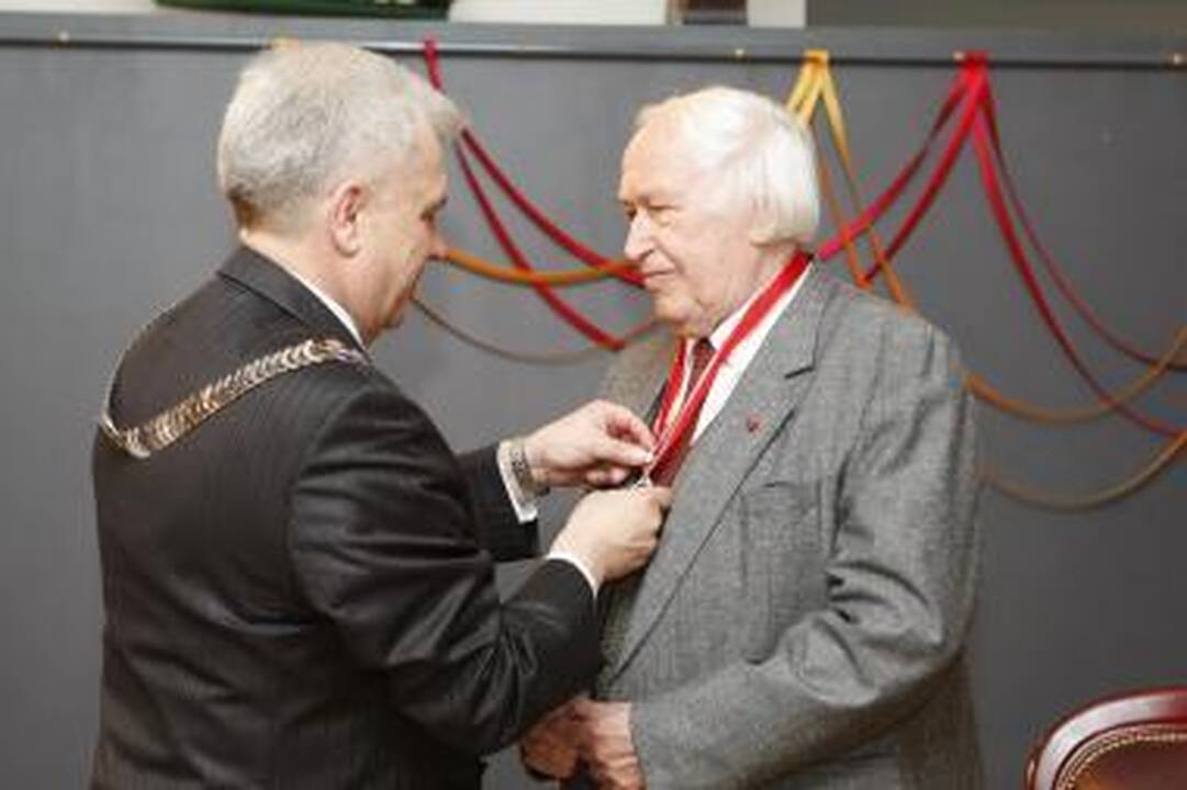 B.Aleknavičiui įteiktos Garbės piliečio regalijos