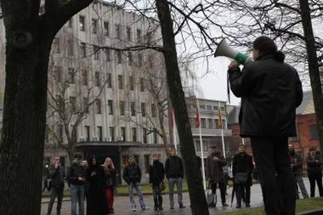 Filosofijos profesorius paskaitą skaitė ant alaus statinės