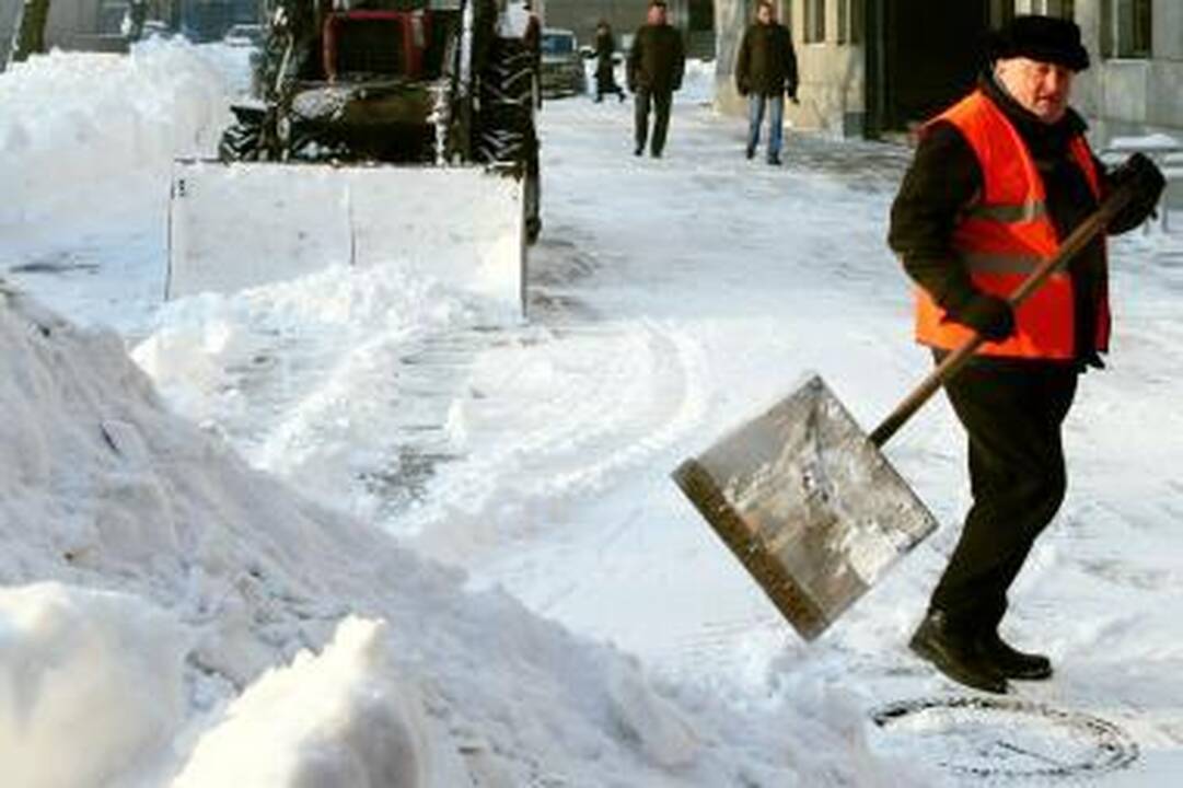 Slidūs šaligatviai negąsdina kiemsargių
